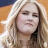 Prinzessin Amalia der Niederlande guckt bedrückt