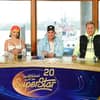 DSDS Juroren Leony, Katja Krasavice, Pietro Lombardi und Dieter Bohlen sitzen am Jurypult vorm Fenster, im Hintergrund Schiffe