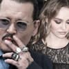 Johnny Depp schaut zur Seite und raucht, Lily-Rose Depp schaut nach unten