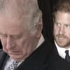 König Charles III. guckt traurig nach unten, Prinz Harry guckt sauer zur Seite