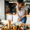 Frau bereitet gesunde Mahlzeit vor