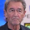 Peter Maffay sieht traurig aus und schaut zur Seite