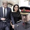 Prinz Harry guckt nach unten, Herzogin Meghan guckt ernst, König Charles und Prinz William ernst