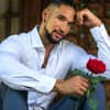 "Bachelor" David Jackson mit Rose in der Hand