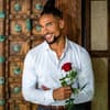 "Bachelor" David Jackson mit Rose in der Hand