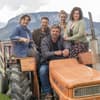 "Der Bergdoktor" mit Hans Sigl - Staffel 16 - die Familie auf einem Traktor