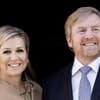 Königin Máxima und König Willem-Alexander posieren nebeneinander. 