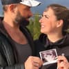 "Mein Kind, dein Kind"-Star Virginia Weiß und Andrew halten Ultraschallbild