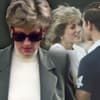 Prinzessin Diana ernst mit Sonnenbrille - im Hintergrund glücklich mit Charles