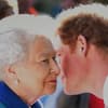 Prinz Harry gibt Queen Elizabeth II. einen Kuss.