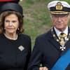 Königin Silvia und König Carl Gustaf gehen zusammen. 