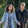 Sturm der Liebe Vanessa und Max laufen durch ein Feld und gucken ernst