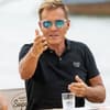 Dieter Bohlen sitzt bei DSDS am Jury-Pult mit Sonnenbrille