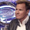 DSDS-Pokal im Hintergrund, Dieter Bohlen schaut ernst