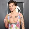 Harry Styles hält Daumen hoch