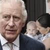 König Charles guckt skeptisch zur Seite, Prinz Harry und Herzogin Meghan gucken Archie an