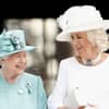 Queen Elizabeth II. und Queen Consort Camilla lachen. 