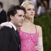 Brooklyn und Nicola Peltz-Beckham ernst auf dem roten Teppich