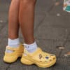 Bunte Crocs als Streetstyle 