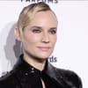 Diane Kruger posiert vor einer weißen Wand