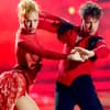 Anna Ermakova und Valentin Lusin gucken beim Tanzen bei "Let's Dance" ernst