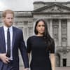 Prinz Harry und Herzogin Meghan vor dem Buckingham Palast.