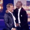 Dieter Bohlen und Bruce Darnell umarmen sich bei der ersten DSDS Liveshow