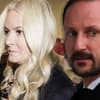 Mette-Marit guckt nach unten, Prinz Haakon guckt geschockt über die Schulter