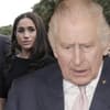 Prinz Harry und Herzogin Meghan gucken skeptisch zur Seite, König Charles guckt geschockt nach unten