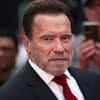 Arnold Schwarzenegger guckt ernst zur Seite