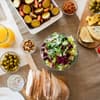 Beilagen auf dem Tisch mit Brot, Salat, Käse und Gemüse