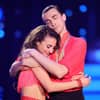 Ekaterina Leonova und Timon Krause umarmen sich bei "Let's Dance"