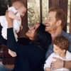 Familienbild der Sussexes: Meghan, Harry, Archie & Lilibet