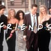 Der "Friends"-Cast läuft gemeinsam durch eine Straße