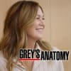 "Grey's Anatomy"-Star Ellen Pompeo grinst, vor ihr ist das Logo der Serie