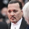 Johnny Depp schaut ernst auf dem roten Teppich in Cannes