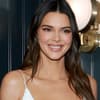 Kendall Jenner grinst glücklich