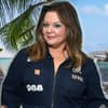 Melissa McCarthy lächelt, im Hintergrund sind zwei verschiedene Strände zu sehen