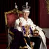 Offizielles Krönungsfoto König Charles III.: Charles auf dem Thron