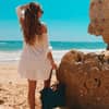 Frau mit Tasche am Strand