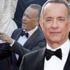 Tom Hanks sieht wütend aus, zeigt mit dem Finger auf andere