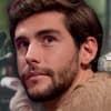 Alvaro Soler nachdenklich - im Hintergrund fröhlich auf der Bühne