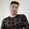 David Lovric trägt ein transparentes Shirt