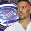 Ramon Roselly skeptisch, DSDS-Pokal im Hintergrund