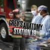 "Grey's Anatomy"-Logo und "Station 19"-Logo nebeneinander, im Hintergrund sind Ausschnitte aus den Serien zu sehen