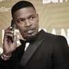 Jamie Foxx hält sich ein Handy ans Ohr und sieht ernst zur Seite