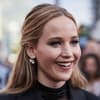 Jennifer Lawrence strahlt in Berlin in die Kamera.