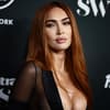 Megan Fox blickt ernst in die Kamera