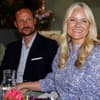 Prinz Haakon und Prinzessin Mette-Marit halten Händchen. 