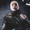 Rammstein-Frontmann Till Lindemann in Lederkluft auf der Bühne